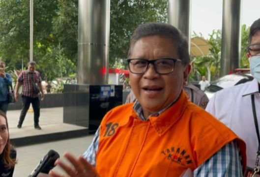 Hasto Kristiyanto Muncul Pertama Kali Sejak Ditahan KPK: Semangat Juang di Rutan