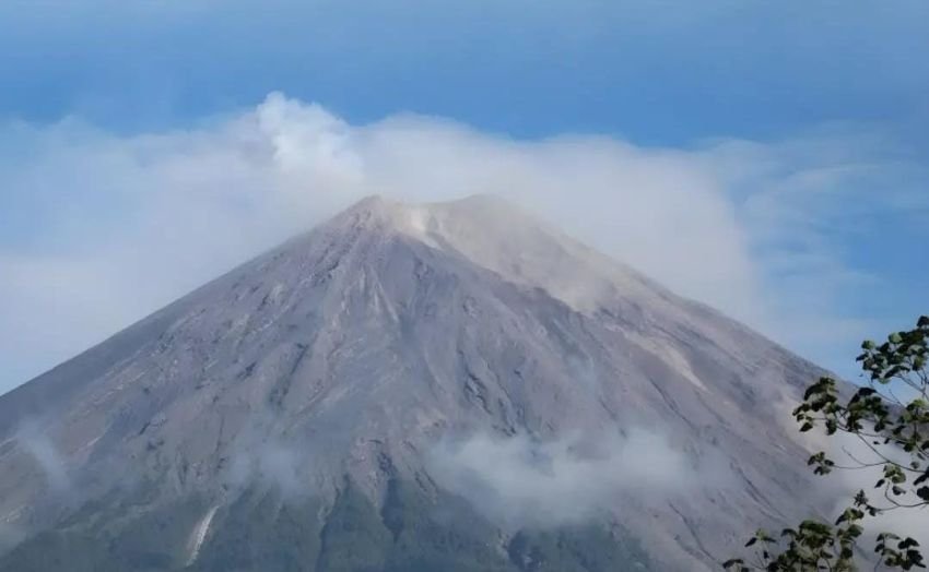 Gunung Semeru Kembali Erupsi, Masyarakat Diminta Waspada