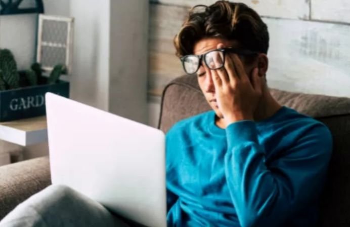 Jangan Lupa Berkedip! Dokter Ungkap Dampak Buruk Kebiasaan Menatap Layar Terlalu Lama