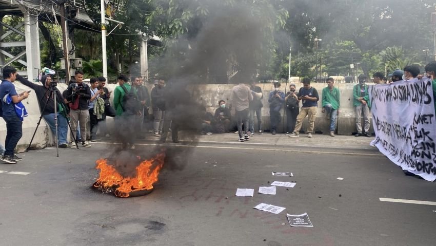Puluhan Mahasiswa Gelar Aksi Bakar Ban di Patung Kuda, Soroti Isu Pendidikan, Kesehatan, dan HAM