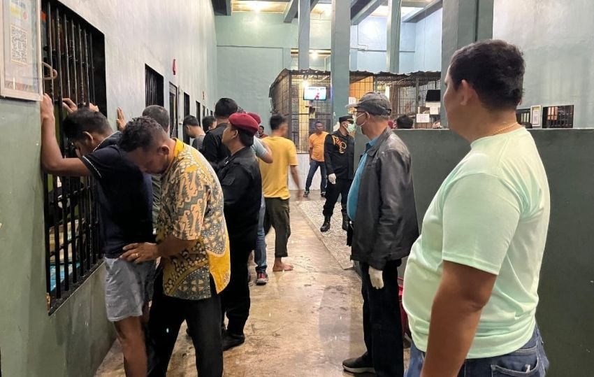 Pastikan Zero Halinar, Kalapas Lapas Labuhan Ruku Pimpin Razia Kamar Hunian Warga Binaan