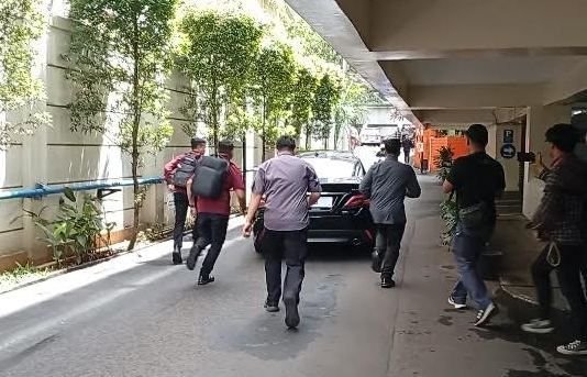 Diisukan Kena Reshuffle, Mendiktisaintek Satryo Soemantri Brodjonegoro Hindari Wartawan dengan Tinggalkan Kantor Pakai Mobil RI 25