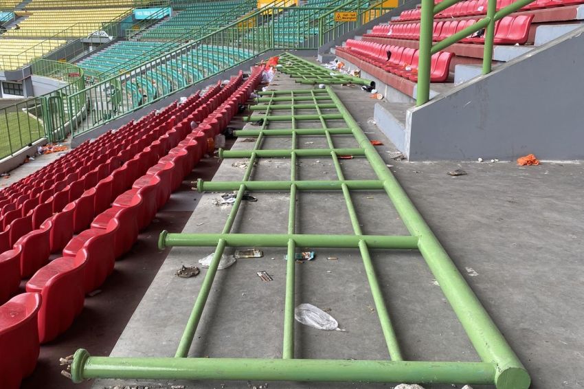 Kericuhan Usai Laga Persija vs Persib, 3 Pagar dan 50 Kursi Stadion Patriot Rusak