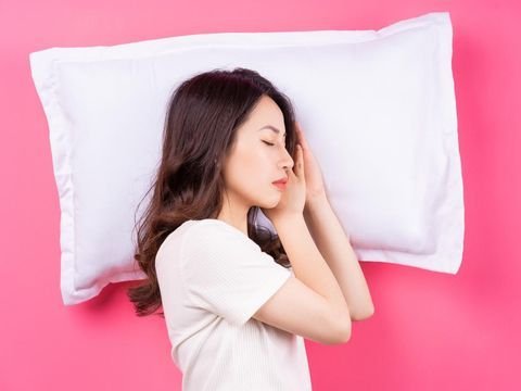 Hindari Dua Posisi Tidur Ini Agar Wajah Tetap Awet Muda, Kata Dokter Kulit