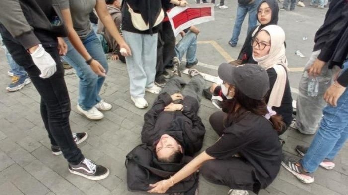 Ricuh Unjuk Rasa Tolak UU TNI di Depan Gedung DPRD Sumut, Massa dan Polisi Terlibat Bentrok