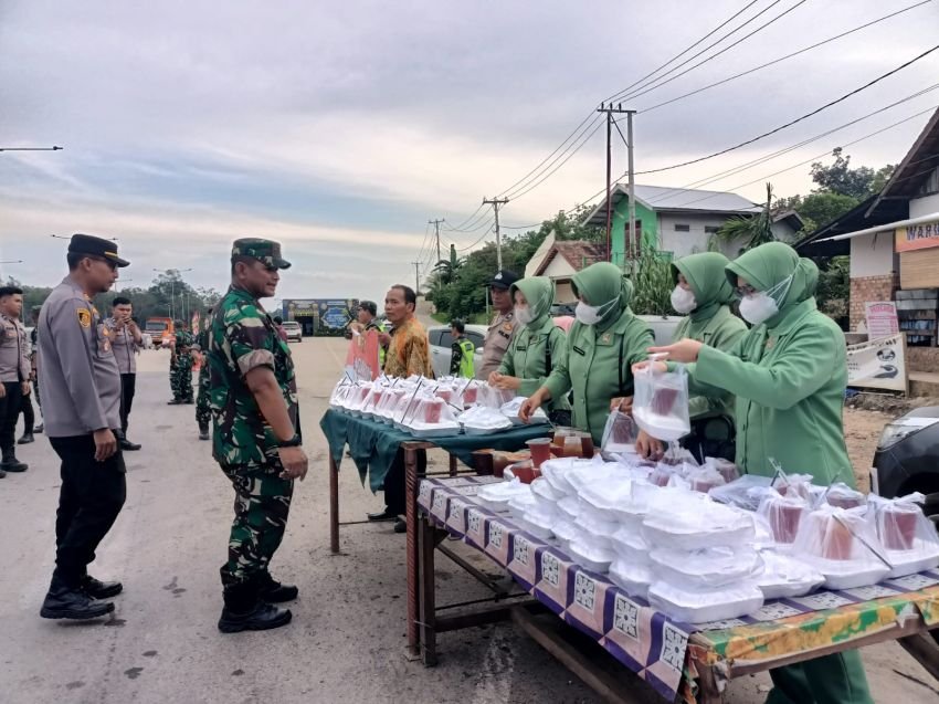 Harmonis dan Solid, Danramil Sebapo dan Kapolsek Mestong Kompak Berbagi Takjil Gratis ke Pengendara