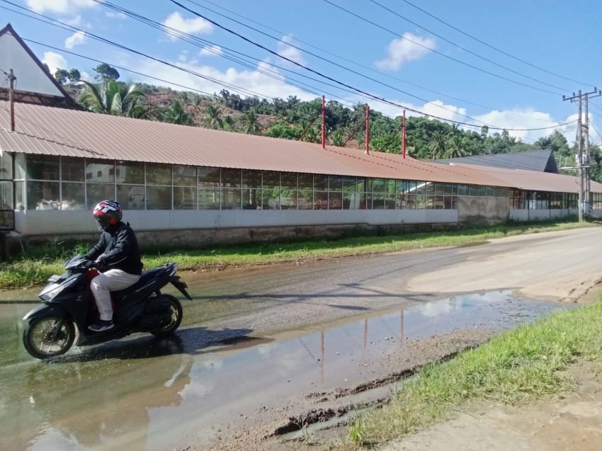 ADUHH...GENANGAN AIR MENGGANGGU PENGGUNA JALAN SIMPANG TIGA SITATARING PADANGSIDIMPUAN.