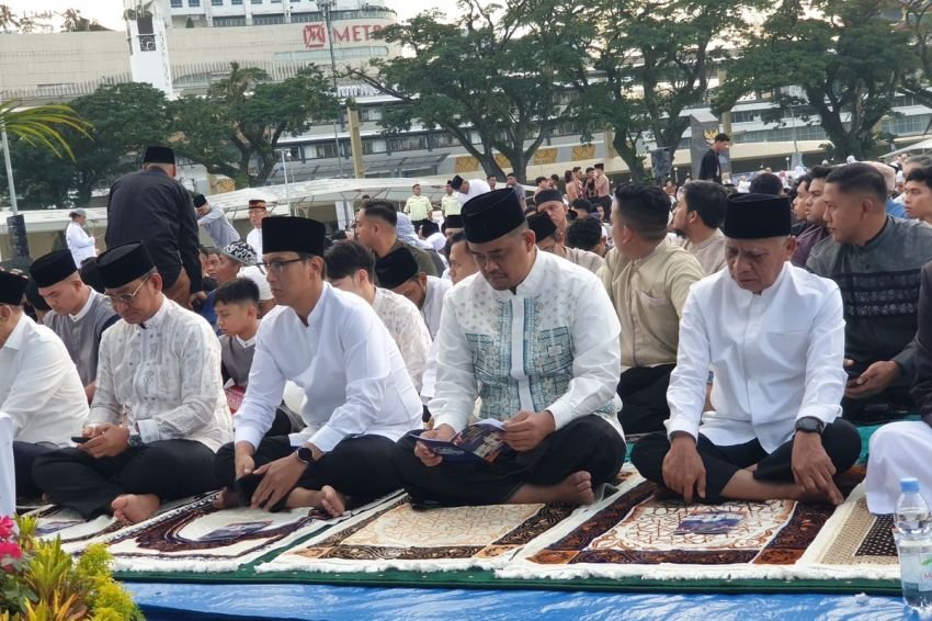Gubernur Sumut Bobby Nasution dan Wali Kota Medan Rico Waas Laksanakan Shalat Idul Fitri Bersama di Lapangan Merdeka Medan