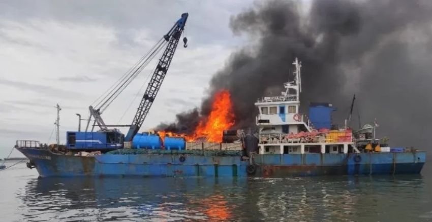 Kebakaran Dua Kapal di Pelabuhan Rakyat Sunda Kelapa, Proses Pemadaman Sukses Tanpa Korban Jiwa