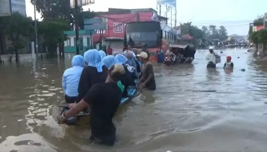 Banjir Luapan Sungai Citarum Terendam Jalan Utama Kabupaten Bandung, Arus Lalu Lintas Lumpuh