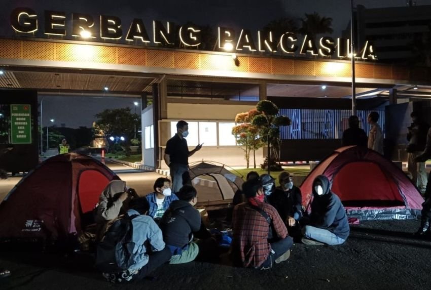 Massa Aksi Bermalam dan Blokade Akses Gedung DPR Menjelang Pengesahan RUU TNI