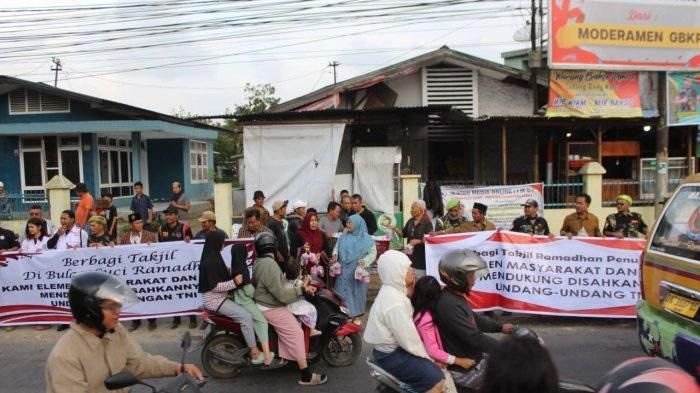 Puluhan Anggota LSM di Karo Aksi Bagikan Takjil Gratis Sambil Sosialisasikan Dukungan UU TNI