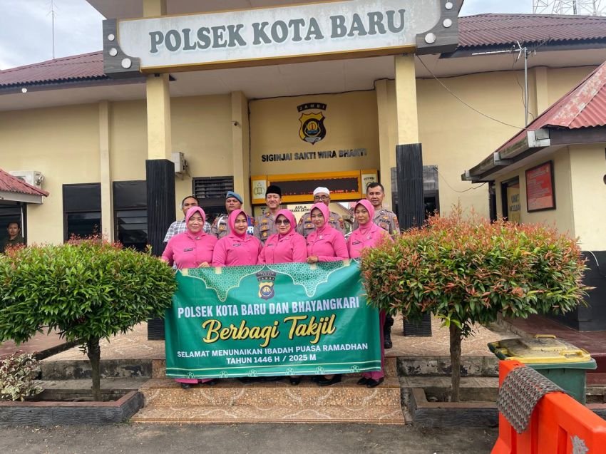 Polsek Kota Baru Berbagi Takjil Kepada Warga