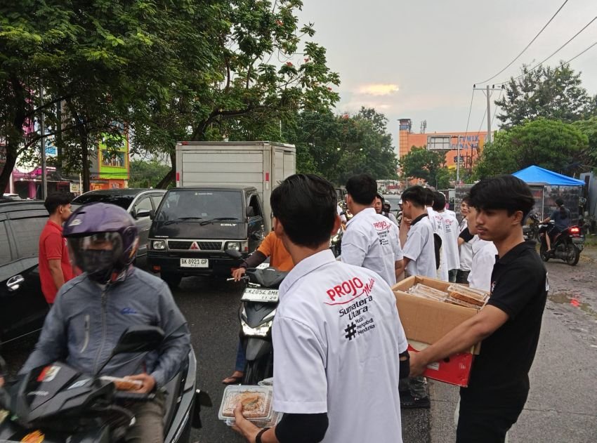 DPD Projo Muda Sumut Serahkan 300 Paket Takjil kepada Warga