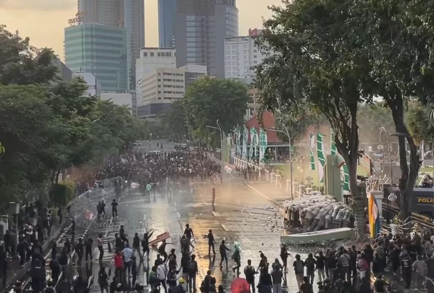 25 Demonstran Dibebaskan Setelah Ditangkap Saat Protes UU TNI di Surabaya