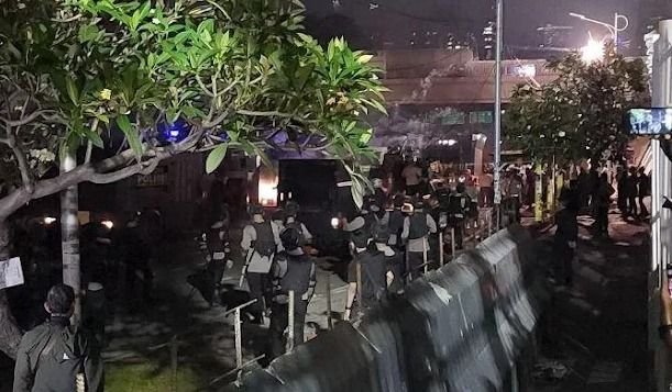 Polisi Pukul Mundur Demonstran Tolak Revisi UU TNI di Depan Gedung DPR RI, Aksi Anarkis Terjadi