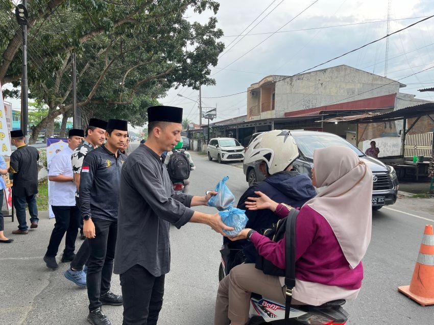 Rutan Kelas I Medan Bagikan Takjil Gratis kepada Masyarakat dalam Semangat Ramadhan