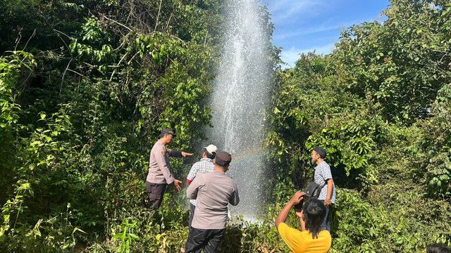 Sumur Bor di Sumenep Semburkan Air Setinggi 20 Meter dan Keluarkan Bau Gas, Warga Dihimbau Waspada