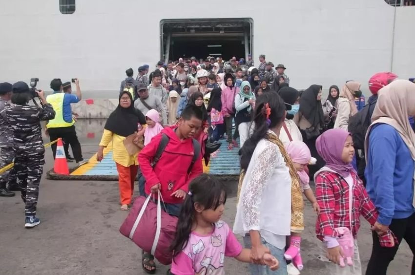 1.100 Pemudik Jakarta Tiba di Pelabuhan Tanjung Emas Semarang dengan Kapal Perang KRI-59 Banjarmasin 592