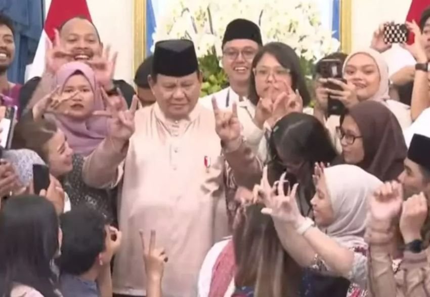 Presiden Prabowo Ikuti Tren Velocity di Open House Idul Fitri 2025, Bersama Wartawan di Istana Merdeka