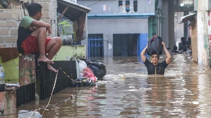 1.229 Warga Jakarta Mengungsi Akibat Banjir, BPBD Siapkan Bantuan Logistik