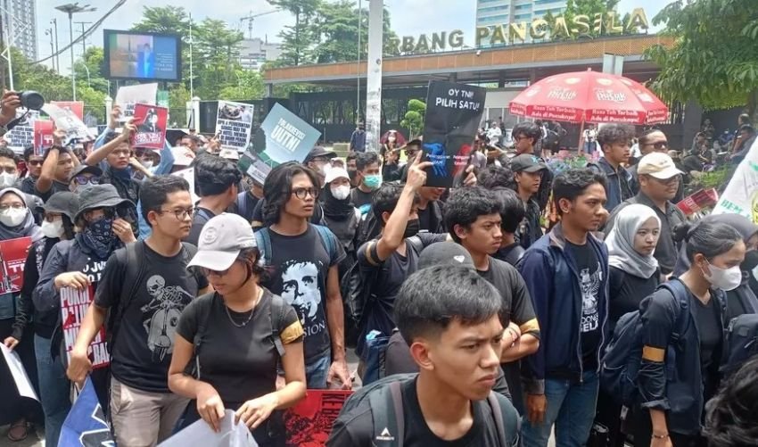 Massa Aksi Long March Menuju Gedung DPR Menolak Pengesahan RUU TNI