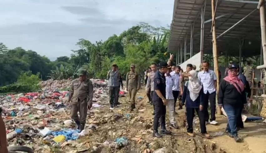 DLH Segel Tempat Pembuangan Sampah Ilegal di Gunung Putri, Kabupaten Bogor