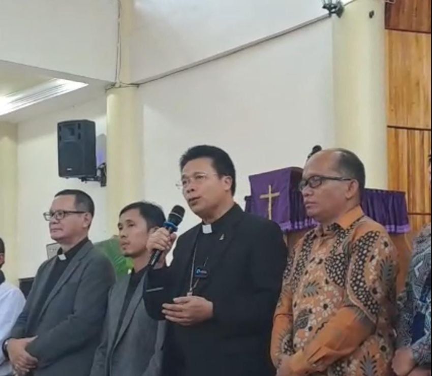 Pdt. Victor Tinambunan: Banjir Parapat Bukan Ujian Tuhan, Tapi Dampak Kerusakan Lingkungan oleh Manusia