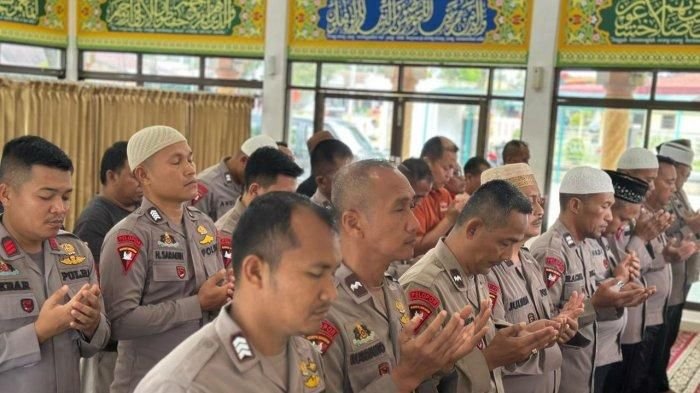 Tangis Kehormatan, Brimob Polda Sumut Salat Gaib untuk Tiga Bhayangkara yang Gugur di Way Kanan