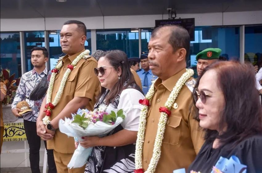Bupati dan Wakil Bupati Toba Tiba, Langsung Gelar Pertemuan di Kantor Bupati