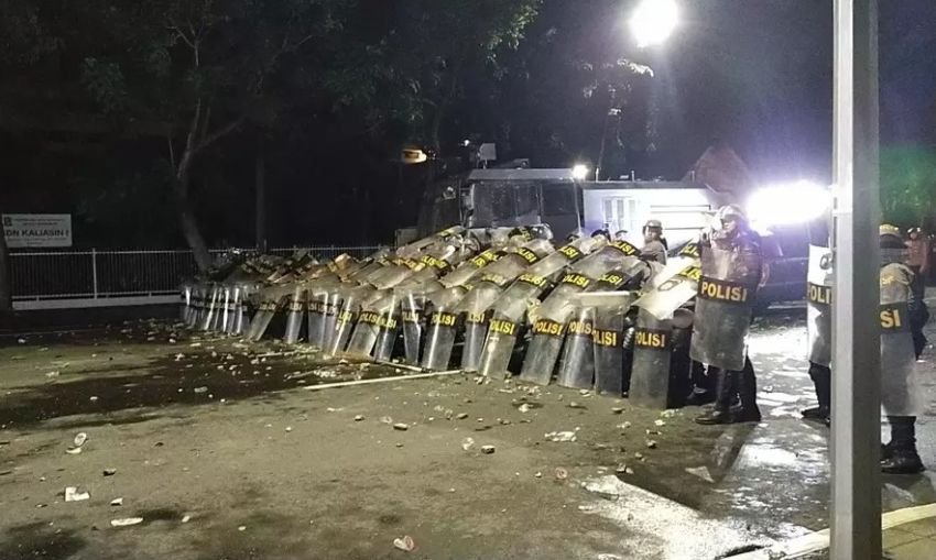 Demo Mahasiswa Tolak UU TNI di Surabaya Ricuh, Polisi Tembakkan Water Cannon untuk Bubarkan Massa
