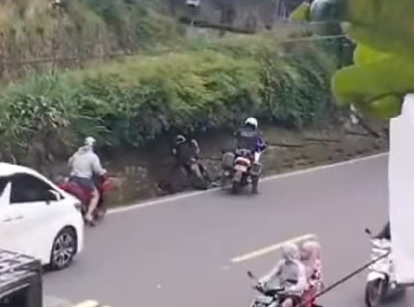 Viral! Patwal Diduga Tendang Pemotor, Polisi Beri Penjelasan