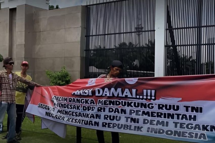 Aksi Massa Pendukung RUU TNI di Depan Gedung DPR RI: "Disuruh Korlap"