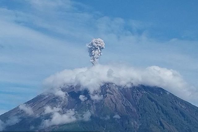 Pagi Ini, Erupsi Gunung Semeru Tercatat Enam Kali, Tinggi Letusan Capai 1.000 Meter