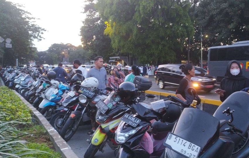 Jemaah Salat Idulfitri Keluhkan Parkir Liar di Sekitar Masjid Istiqlal Jakarta