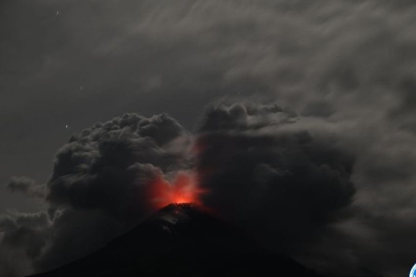 Dentuman Gemuruh Gunung Lewotobi Laki-laki Kagetkan Warga Larantuka, Atap Rumah Bergetar!