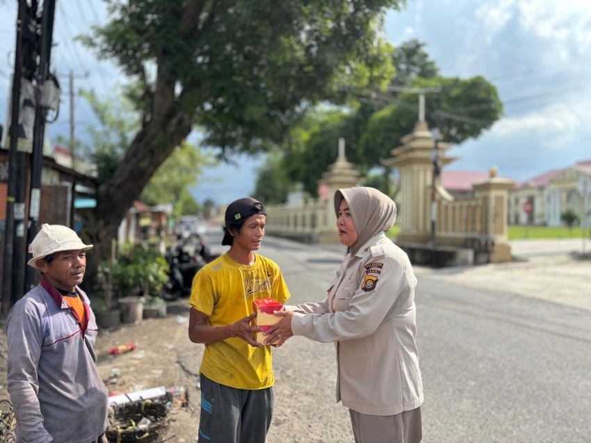 Ramadhan Berkah: Polresta Jambi Bagikan Takjil kepada Warga dan Kaum Dhuafa