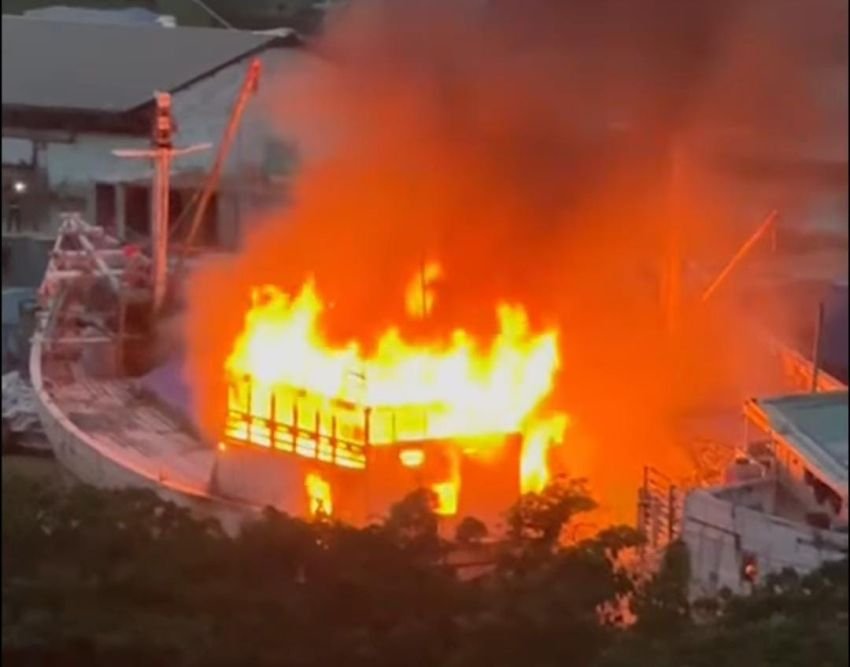 Kebakaran Melanda Dua Kapal di Pelabuhan Sunda Kelapa Jakarta Utara