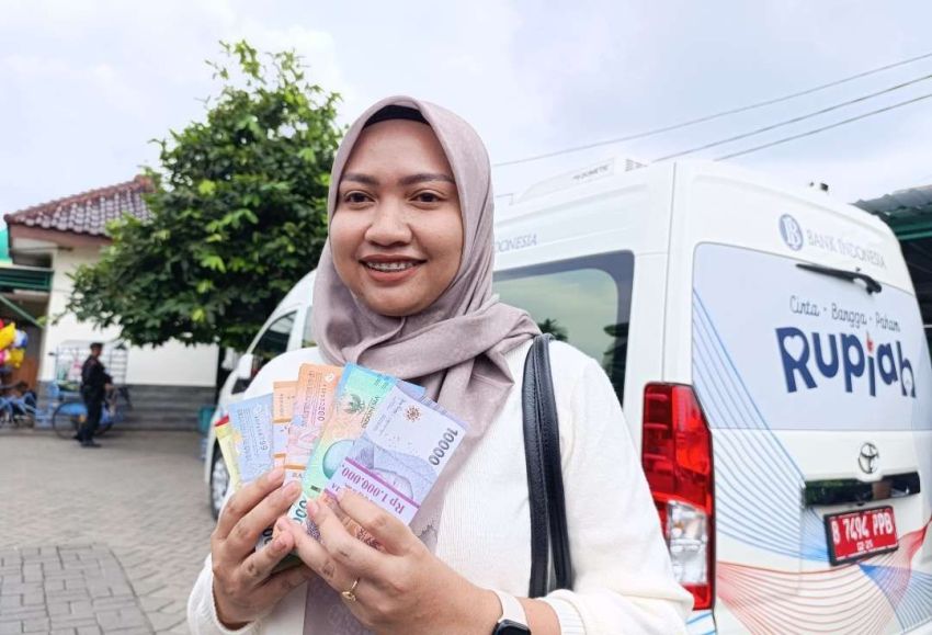 Penukaran Uang Baru di Ponorogo Diserbu Warga untuk Persiapan Lebaran