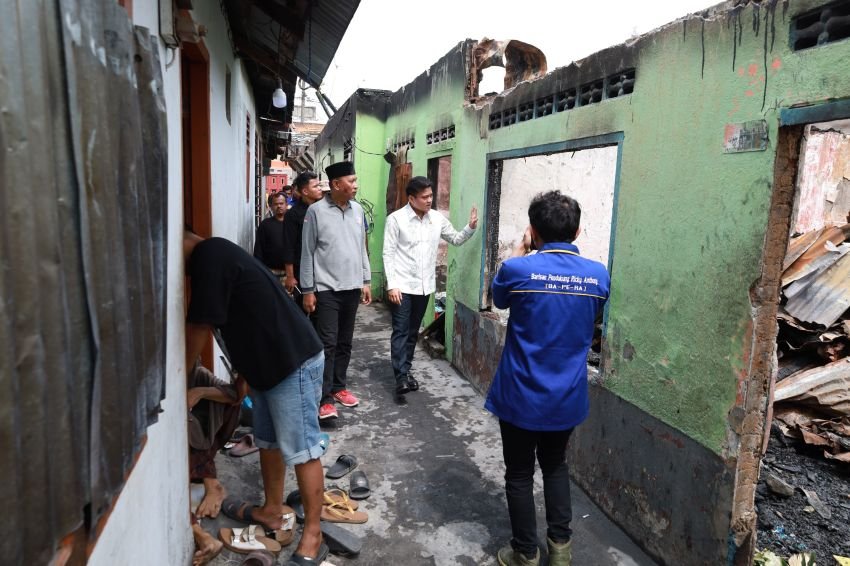 Ricky Anthony Salurkan Bantuan untuk 19 Unit Rumah Terbakar di Berandan, Langkat