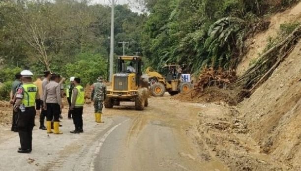 Akses Jalan Lintas Tapanuli Utara-Tapanuli Selatan Kembali Dibuka Setelah Longsor
