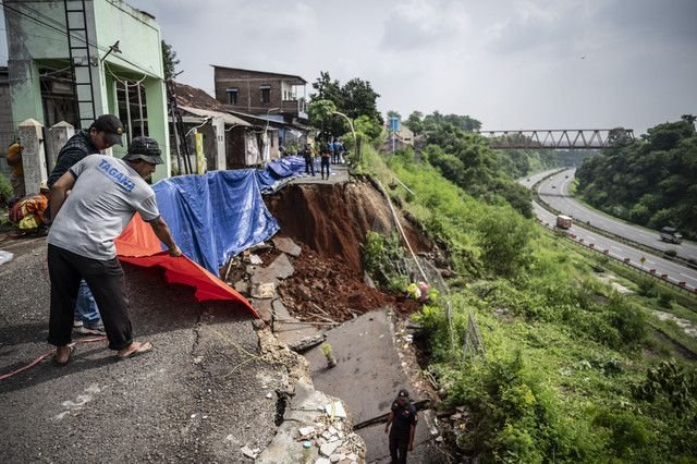 Longsor di Jalan Tol Dalam Kota Semarang, 11 KK Terpaksa Mengungsi