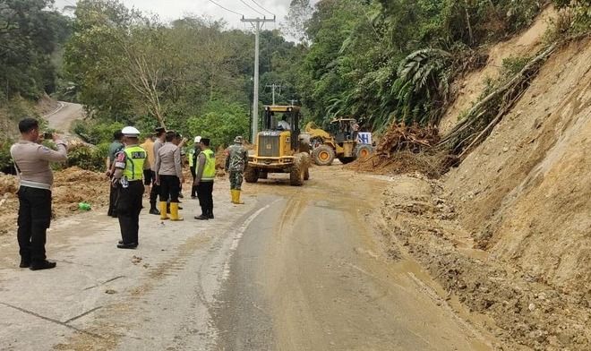 Jalan Lintas Tarutung-Sipirok Terputus Akibat Longsor, Arus Lalu Lintas Sempat Terganggu