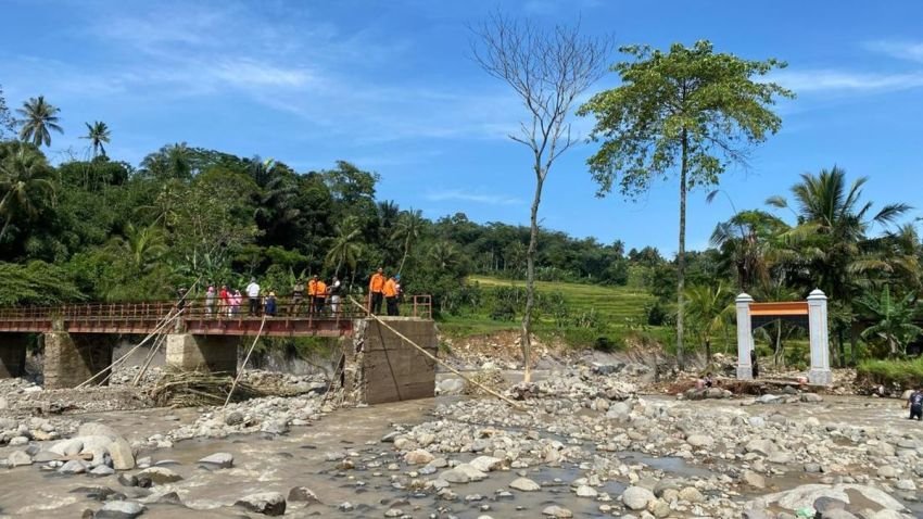 Hujan Deras di Sukamakmur, Kabupaten Bogor, Putuskan Akses Jalan Warga Akibat Luapan Sungai Cipamingkis