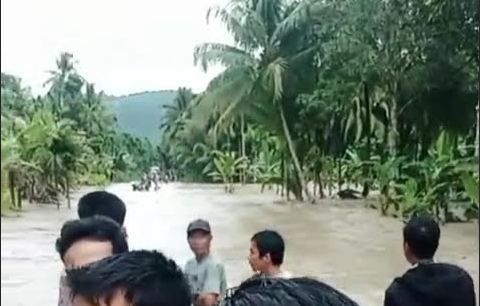 Sungai Susua Meluap, Lima Orang Hanyut dan Satu Motor Terbawa Arus di Nias Selatan