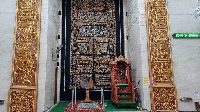 Kiswah Seharga Rp 800 Juta Hiasi Masjid Al Hidayah Surabaya, Hasil Donasi Jemaah dengan Proses Menakjubkan
