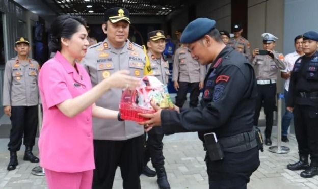 Kapolres Pelabuhan Tanjung Priok Berikan Bingkisan kepada Petugas Pengamanan Arus Mudik Lebaran 2025