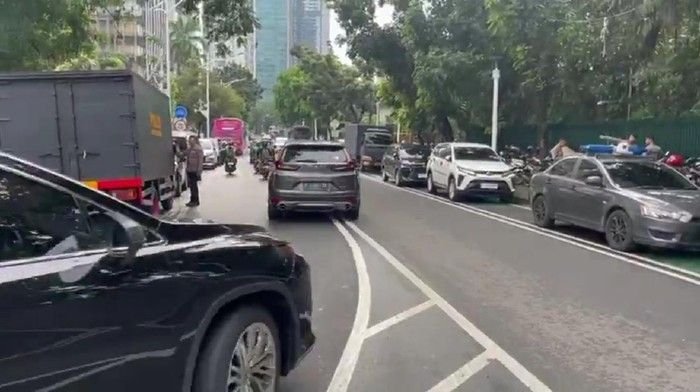 Lalu Lintas Senopati Menuju Senayan Macet Akibat Aksi Demo di Depan Kementerian PAN-RB