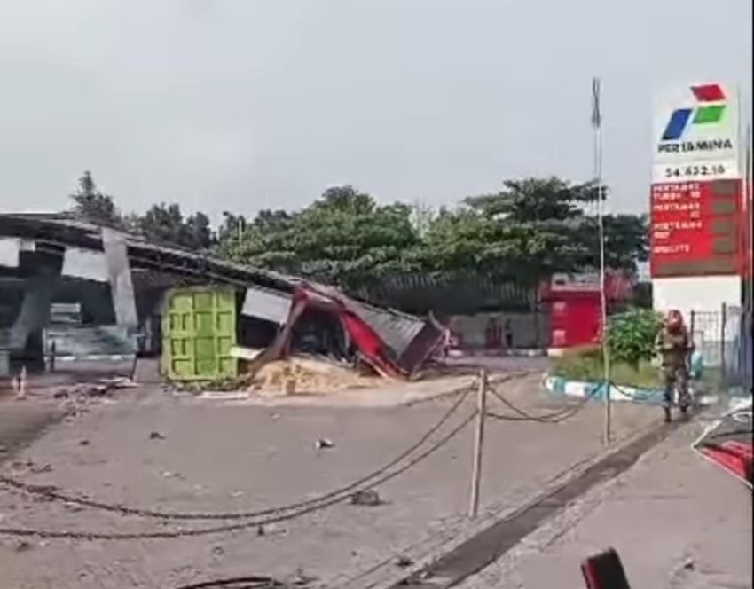 Truk Tronton Bermuatan Pasir Tabrak SPBU di Ngawi, Kerugian Diperkirakan Lebih dari Rp 500 Juta