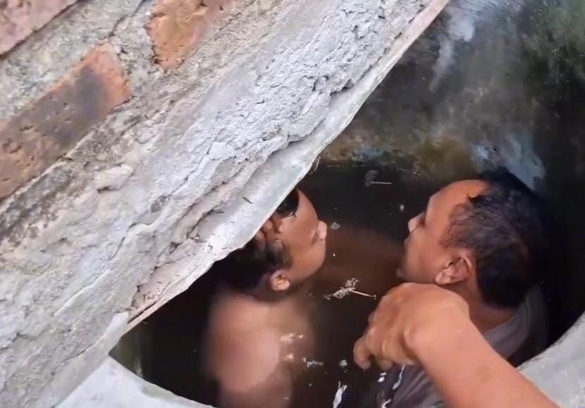 Heroik! Ipda Purnomo Turun ke Sumur Demi Selamatkan Pemuda yang Putus Asa